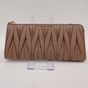 Miu Miu Portafoglio Lampo Matelasse Zip Wallet in Cammeo Beige.